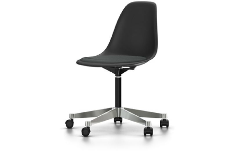 Schwarzer Eames Plastic Side Chair Drehstuhl von Vitra mit Sitzpolster und Rollen.